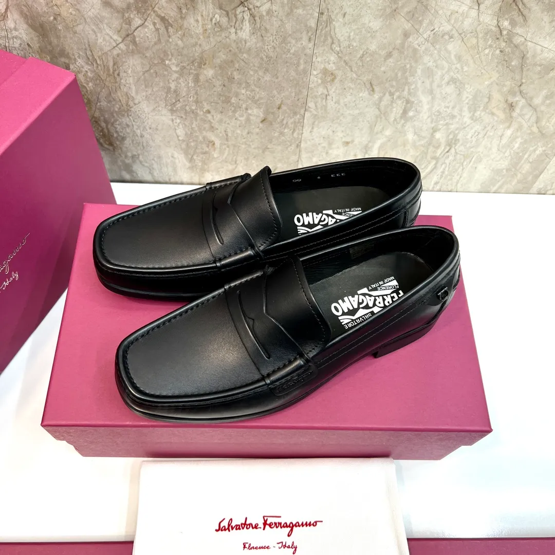 Original quality P780 Brand: Ferragamo Standard size: Men's size 39–44 (38.45 can be customized) Grade: Same style as the official website High-quality men's shoes Material: Customized first-layer calfskin with water-dyed cowhide lining Cowhide tiptoe Original non-slip and wear-resistant rubber outsole Style category: Men's formal business leather shoes are young and fashionable European and American trends British style Casual matching and comfortable feet Color: actual picture